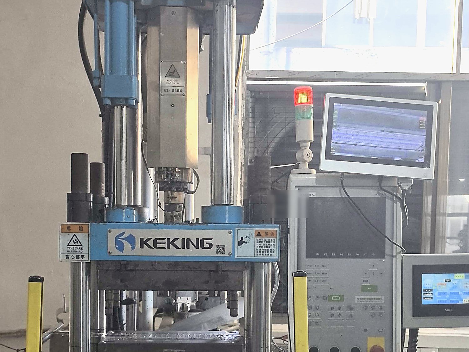 Vertical injection molding machine with safety light curtain